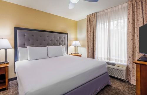 Maryland Heights Hotel | Larkspur Landing Extended Stay Suites St. Louis Riverport - Airport West