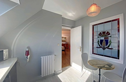 Larmor-Plage Apartment | Larmor-Plage Spacious 3BR with Terrace, Elevator, and Parking by the Sea