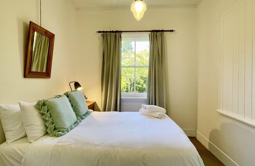 Mount Victoria Cottage | Larsen Cottage 1 - Original Henry Lawson Family 3 Bedroom Cottage in Mt Vic