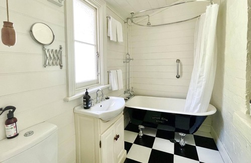 Mount Victoria Cottage | Larsen Cottage 2 - Historic Original Henry Lawson Family Cosy Cottage