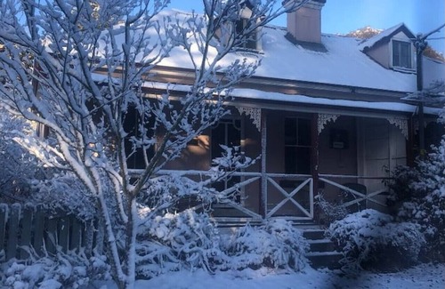 Mount Victoria Cottage | Larsen's Cottage #1: Historic 1880 Home