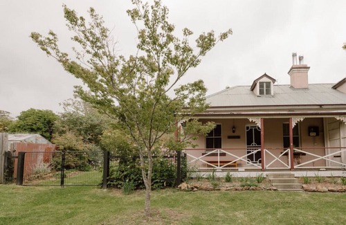 Mount Victoria Cottage | Larsen's Cottage #1: Historic 1880 Home