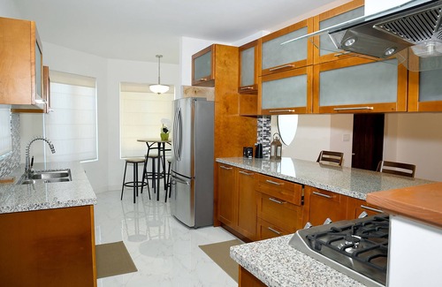 Nassau House | Las Casitas near the Airport, Beaches, Shops, Resturants, and scuba diving.