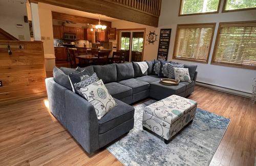 Pocono Lake House | Las Hideaway in Arrowhead Lake Community-Pet friendly/GOLF CART/AC/No extra fees