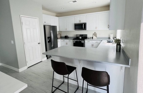 Imperial House | Las Lomas Home/3 Bedroom Home/2.5 bath/Big Patio