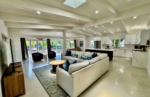 Hendricks and Venice Isles House | Las Olas Escape 6/5 - for 12+ -Waterfront- Pool