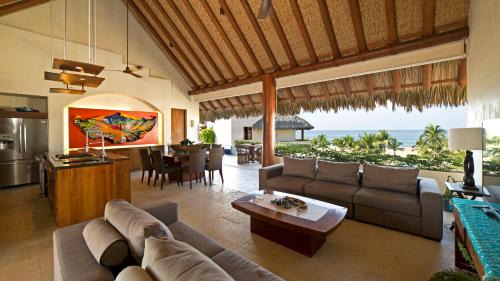 Ixtapa - Zihuatanejo Hotel | Las Palmas Luxury Villas