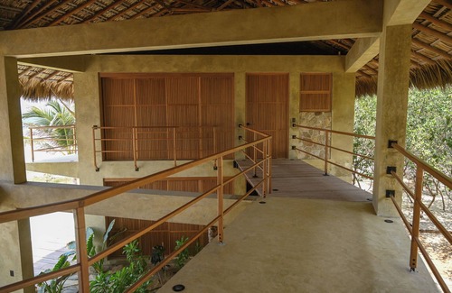 Barra de Colotepec Villa | Las Rocas: master bedroom in a spectacular front beach house with infinity pool