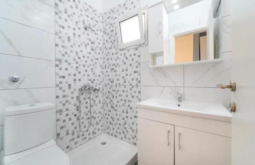 Chrisi Ammoudia Apartment | Las sirenas maisonnettes by the beach groundfloor and semi basement