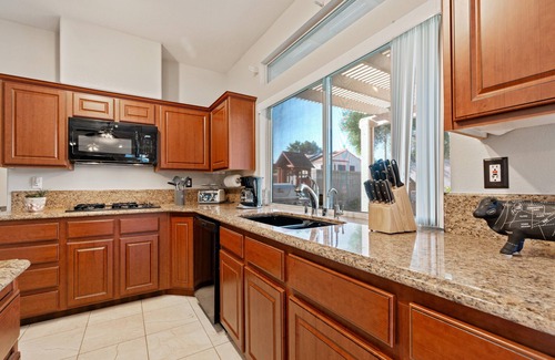Green Valley North House | LAS VEGAS LUXURY HOME, 5 BDRP, POOL W/HEATER, BBQ, GAMES