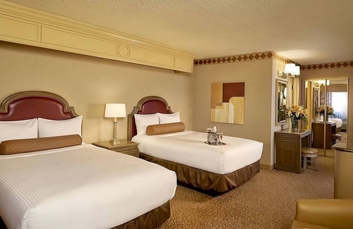 Downtown Las Vegas Hotel | Las Vegas Nightlife Experiences At Your Doorstep! 2 Affordable Units Near Strip!