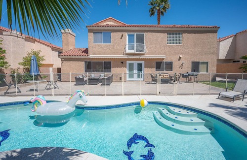 Green Valley House | “Las Vegas Retreat: Heated Pool, EV Charger, Minutes from Airport & Strip!”