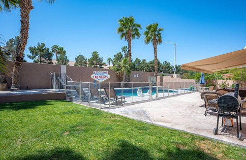 Green Valley House | “Las Vegas Retreat: Heated Pool, EV Charger, Minutes from Airport & Strip!”