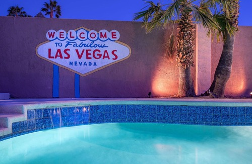 Green Valley House | “Las Vegas Retreat: Heated Pool, EV Charger, Minutes from Airport & Strip!”