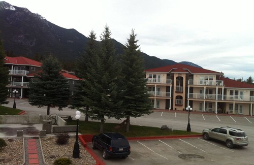 East Kootenay Villa | LAST MINUTE DEAL - JUNE 10 - 17 ONLY $950. Family Friendly
