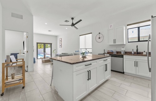 West Park House | Last Minute Deal-Pool-Grill- Turf-Mins2Airport, Beach, HardRock