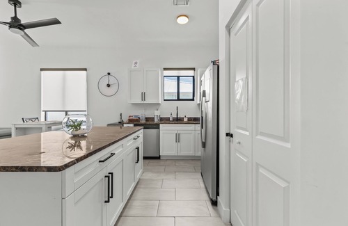 West Park House | Last Minute Deal-Pool-Grill- Turf-Mins2Airport, Beach, HardRock
