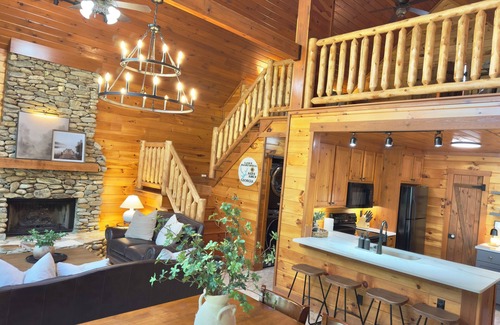 Gumlog House | LAST MINUTE DEALS 15% OFF,Lake Hartwell,Private Dock, Fire Pit,Screened Porch