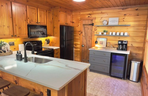 Gumlog House | LAST MINUTE DEALS 15% OFF,Lake Hartwell,Private Dock, Fire Pit,Screened Porch