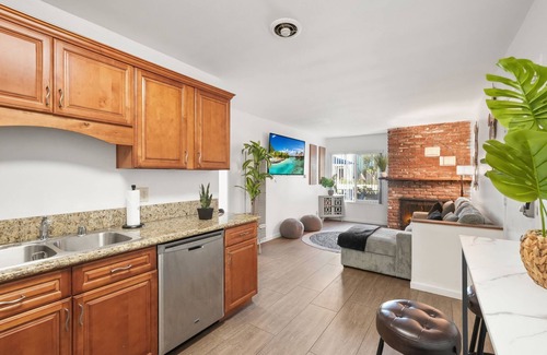 Belmont Shore Apartment | Last Minute Discounts! February Deal- Games - Beach!