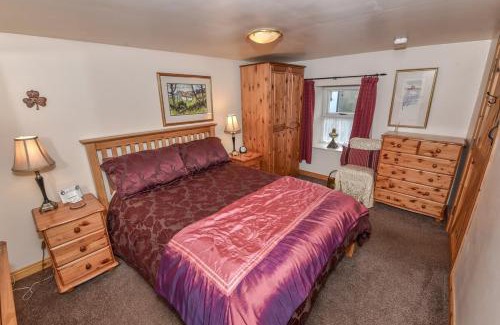 Carrickfergus House | Last-Minute Escapes l Sleeps Up to 4 l A delightful thatched cottage with all the modern facilities you will require l There are 2 bedrooms, one with a double bed l the other with two singles l Carrick Thatched Cottage l WeStayBelfast