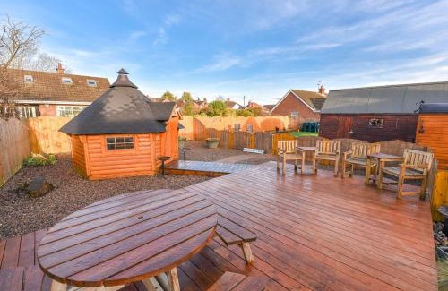 Carrickfergus House | Last-Minute Escapes l Sleeps Up to 4 l A delightful thatched cottage with all the modern facilities you will require l There are 2 bedrooms, one with a double bed l the other with two singles l Carrick Thatched Cottage l WeStayBelfast