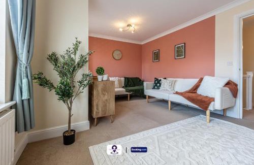 Wakefield House | Last-Minute Escapes ! Summer Days l RTM Stay l 4 -Bed House By Finesse Stays Short Lets & Serviced Accommodation Wakefield With Parking, Contractors