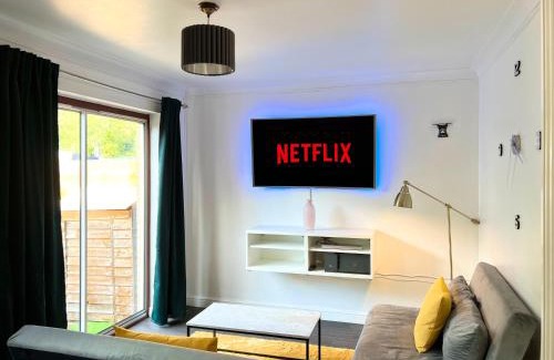 Evelyn Apartment | Last-Minute Offers l Exclusive Deals on 2 Double Bedrooms - Weekly & Monthly Stay - Sleeps 6 lHofin Stays Short Lets & Serviced Accommodation