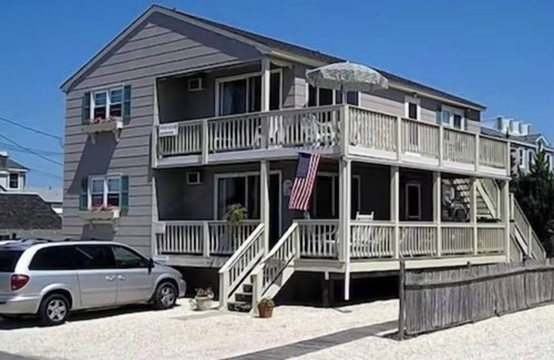 North Beach Haven Apartment | Last minute rental for Labor Day week Sat 9/2-9/9