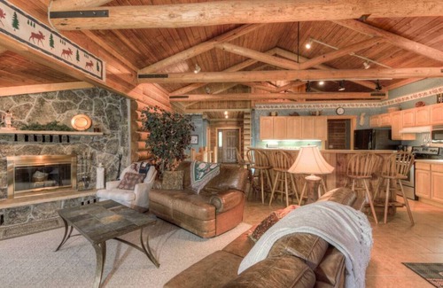 Big Sky Cabin | Last Minute Special! Cozy Log Cabin, Views, Hottub