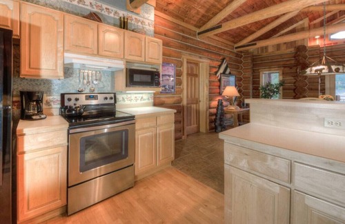 Big Sky Cabin | Last Minute Special! Cozy Log Cabin, Views, Hottub
