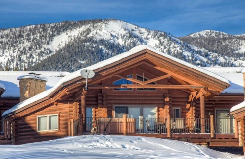 Big Sky Cabin | Last Minute Special! Cozy Log Cabin, Views, Hottub