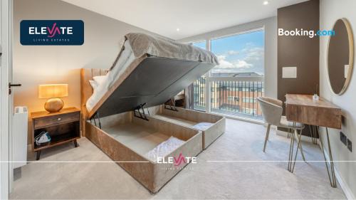 Cricklewood Apartment | LAST-MINUTE SPECIALS l ELEGANT HOUSE l WEMBLEY STADIUM LOCATION, FREE PARKING, 5 MIN TO BRENT CROSS WEST STATION, SLEEPS Up to 6 l Elevate Living Estates Short Lets Cricklewood & BRENT CROSS