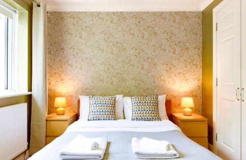 Evelyn Apartment | Last-Minute Specials l Modern 2 Double Bed Apartment for 5 Guests l Hofin Stays Short Lets & Serviced Accommodation
