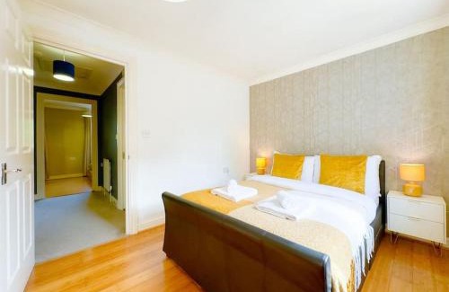 Evelyn Apartment | Last-Minute Specials l Modern 2 Double Bed Apartment for 5 Guests l Hofin Stays Short Lets & Serviced Accommodation