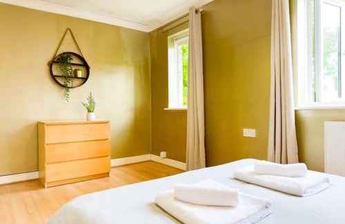 Evelyn Apartment | Last-Minute Specials l Modern 2 Double Bed Apartment for 5 Guests l Hofin Stays Short Lets & Serviced Accommodation