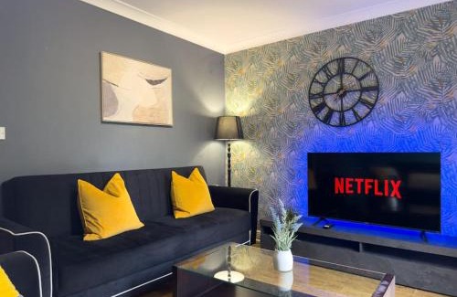 Evelyn Apartment | Last-Minute Specials l Modern 2 Double Bed Apartment for 5 Guests l Hofin Stays Short Lets & Serviced Accommodation