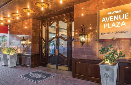 Faubourg Lafayette Apartment | Last Minute Super Bowl in New Orleans! 1BR Suite w/Kitchen on Trolley Route!