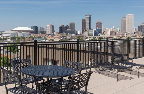 Faubourg Lafayette Apartment | Last Minute Super Bowl in New Orleans! 1BR Suite w/Kitchen on Trolley Route!