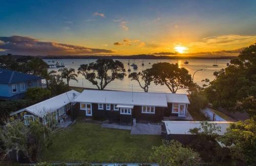 Russell House | LAST ON THE STRAND, RUSSELL - The BOATHOUSE