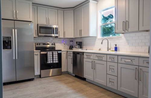 Murray Hill House | ~Late Summer Cottage Sleeps 7 Hammock & Spa~
