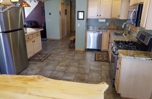 Thompsonville House | Laughing Moose Lodge: Premier Large Group Crystal Mountain Resort Golf/Ski