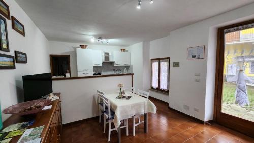 Lierna House | Laura's House, a whole house with a lake view, 5 kilometers from Varenna
