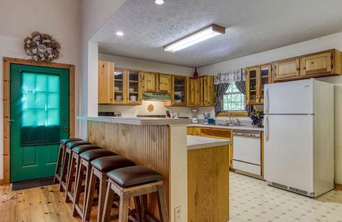 Wears Valley House | Laurel Cottage, 685 FREE tickets each paid day, Hot Tub, Pool Table!