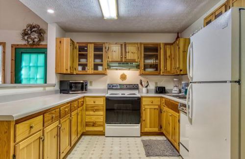 Wears Valley House | Laurel Cottage, 685 FREE tickets each paid day, Hot Tub, Pool Table!