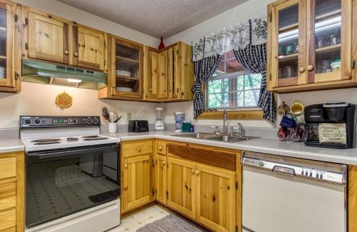 Wears Valley House | Laurel Cottage, 685 FREE tickets each paid day, Hot Tub, Pool Table!