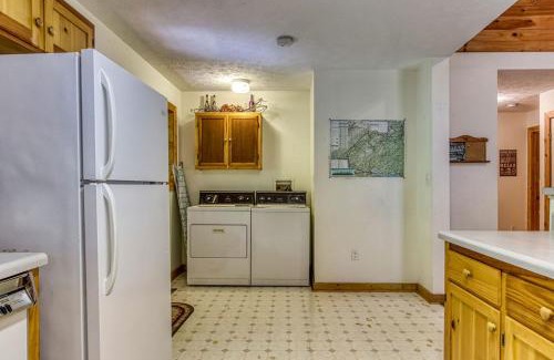 Wears Valley House | Laurel Cottage, 685 FREE tickets each paid day, Hot Tub, Pool Table!