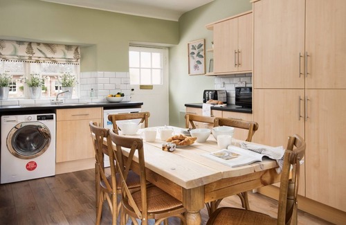 Cockburnspath Cottage | Laurel Cottage - sleeping 6 guests in 3 bedrooms