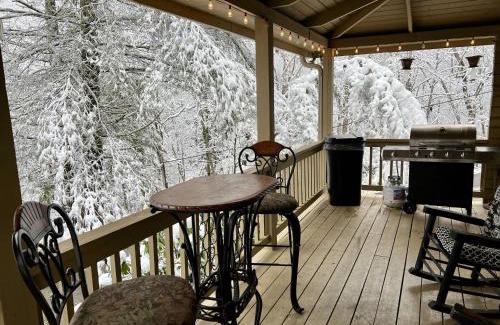 Townsend House | Laurel Valley Charmer with Grill and Golf Course Access
