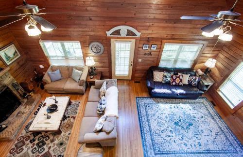 Townsend House | Laurel Valley Charmer with Grill and Golf Course Access